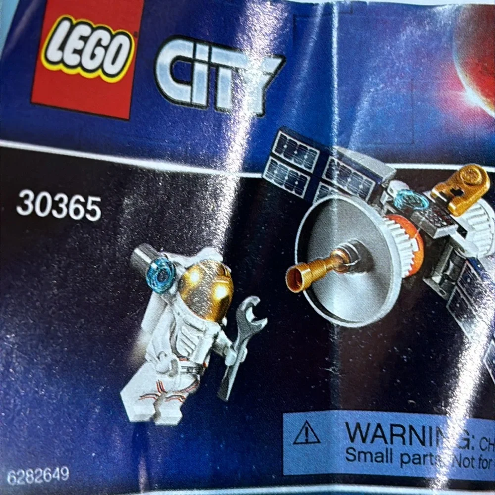 Lego City 30364 Astronaut gold face shield LEGO CITY: Space Satellite Minifig